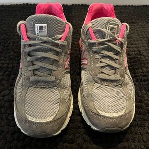 New Balance Women’s 990 v4 size 8.5 2E (extra wide)